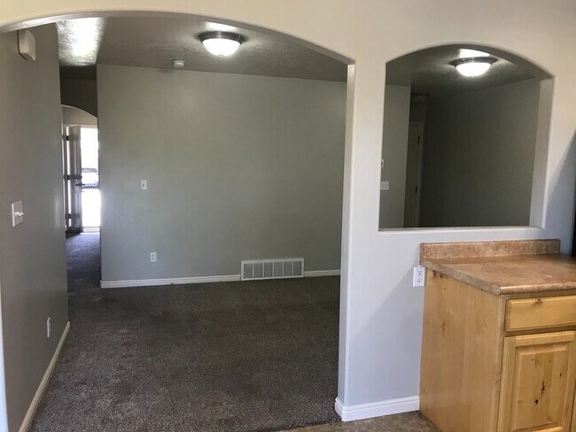 Building Photo - Stunning Saratoga Springs Townhome