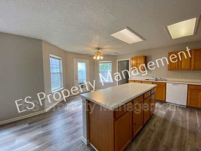 Building Photo - 2180 Shadowbrook Dr