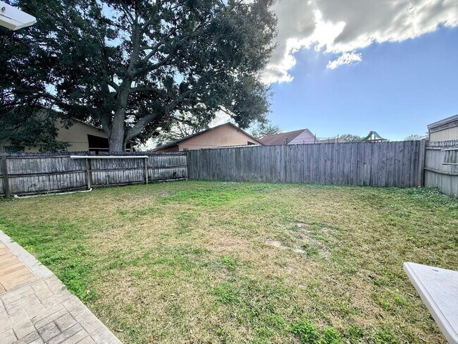 Building Photo - Beautiful Centrally Located 3/2