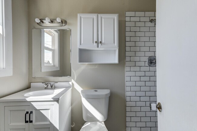 Building Photo - 1702 E 2nd St