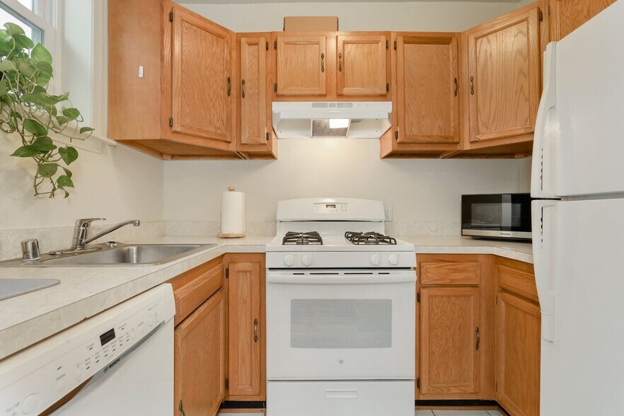 Building Photo - 704 12th St NE