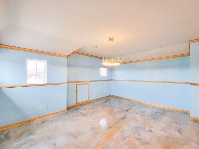 Building Photo - Live comfortably in this stunning Lake Rid...