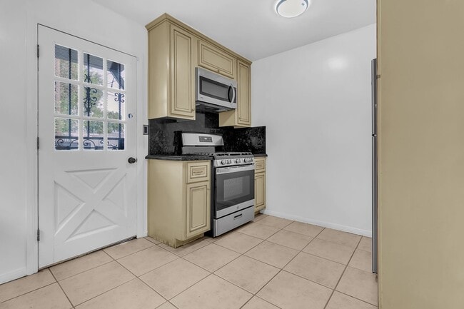 Building Photo - 915 E 91st St