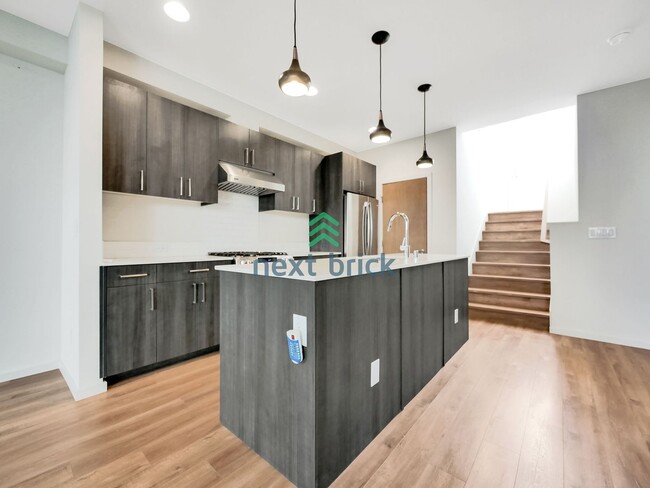 Building Photo - 3 Bed and 2 Bath Luxury Townhome is Availa...