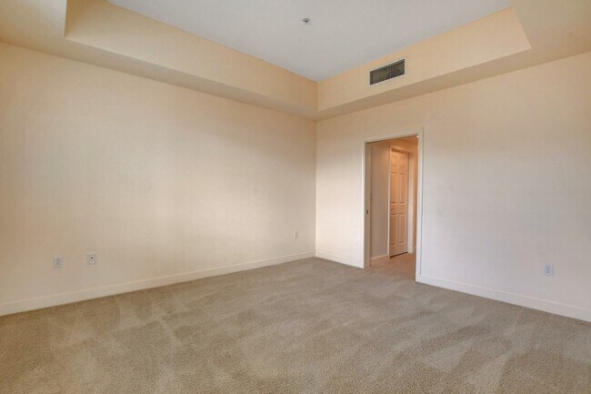Building Photo - Beautiful top floor condo!