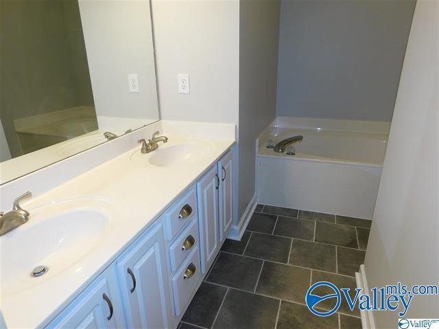 Building Photo - 113 Winding Trail