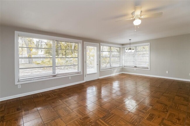 Building Photo - 5133 Oak Hill Dr