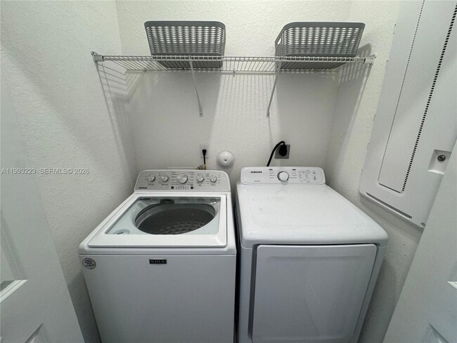 Building Photo - 1110 SE 27th Terrace