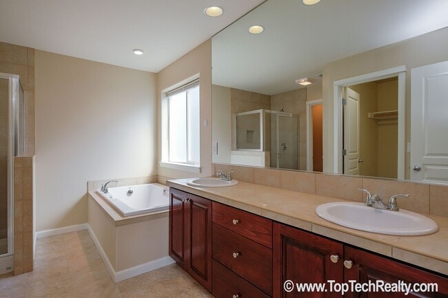 Building Photo - Stunning 4-BR + Den Home | Walk to 53rd Park | Close to Intel | Max & Shopping | Fenced Yard