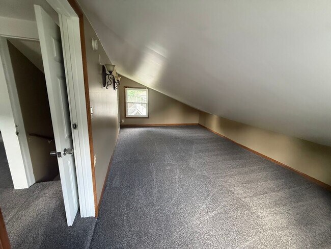Building Photo - Three bedroom one bathroom home for rent