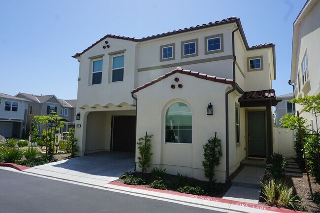 Building Photo - Stunning 4 Bedroom 3 Bath Plus Loft Home in Costa Mesa