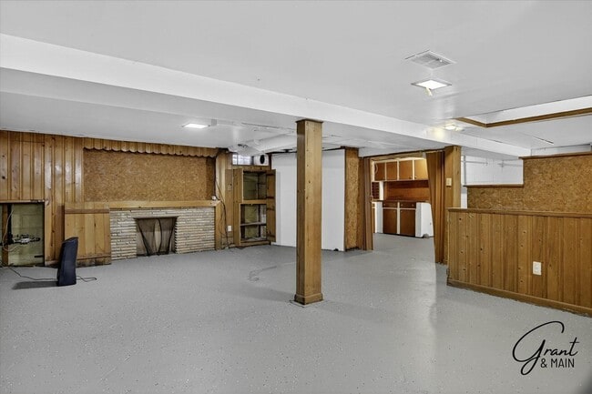 Building Photo - $1300 3 bedrooms