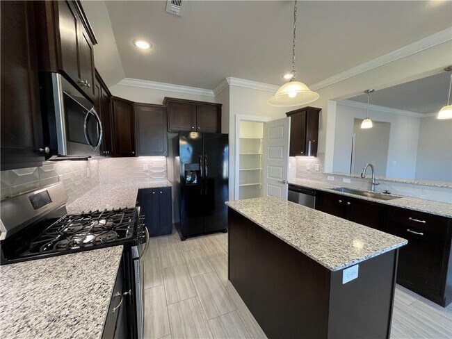 Building Photo - 416 Emerald Woods