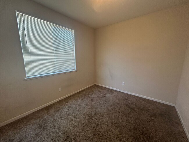 Building Photo - 518 Samuel Way