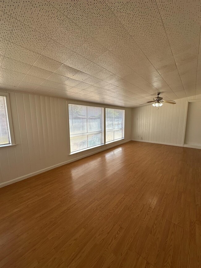 Building Photo - 3046 E Robinson Ave