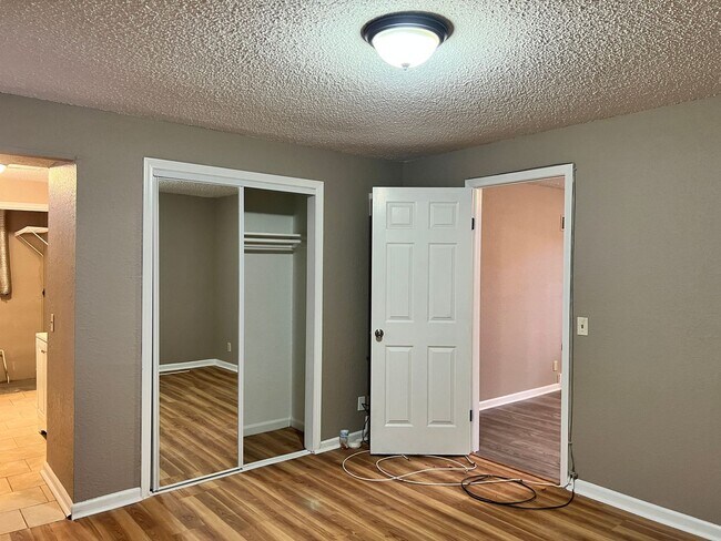 Building Photo - Spacious 3 bedroom Duplex