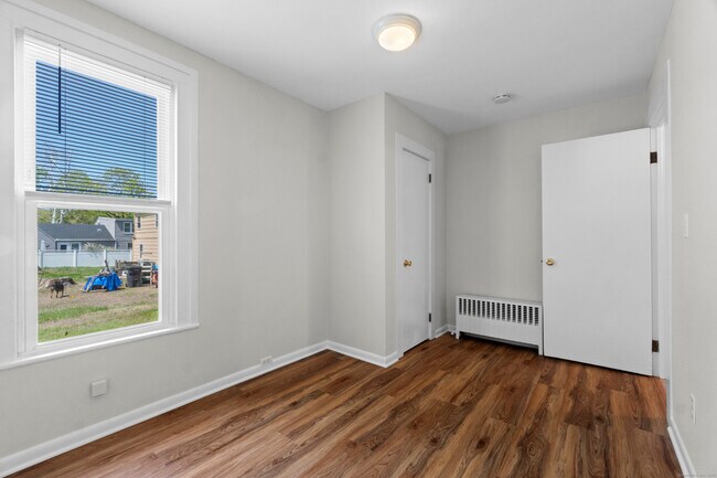 Building Photo - 671 Cornwall Ave