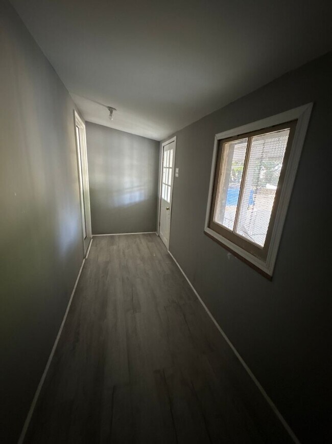 Building Photo - 2-3 Bedroom 1 Bath House-York City SD