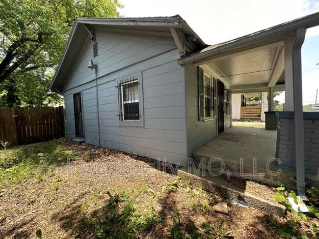 Building Photo - 2905 E 61st St