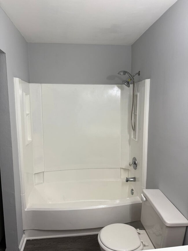 Building Photo - Move-In Ready 2BR Home Near Coast Guard Base!