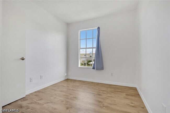 Building Photo - 6085 Lakefront Dr
