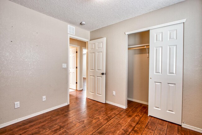 Building Photo - 1819 Shreya St