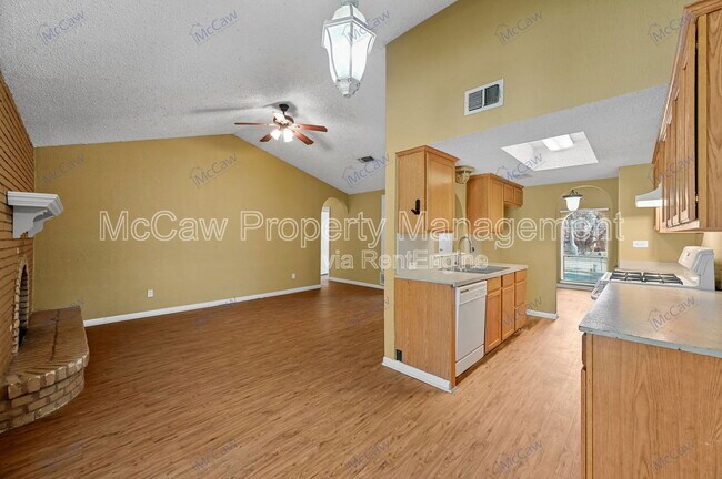 Building Photo - 207 Evelyn St