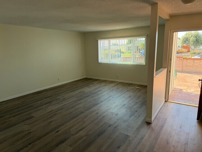 Building Photo - East Ventura