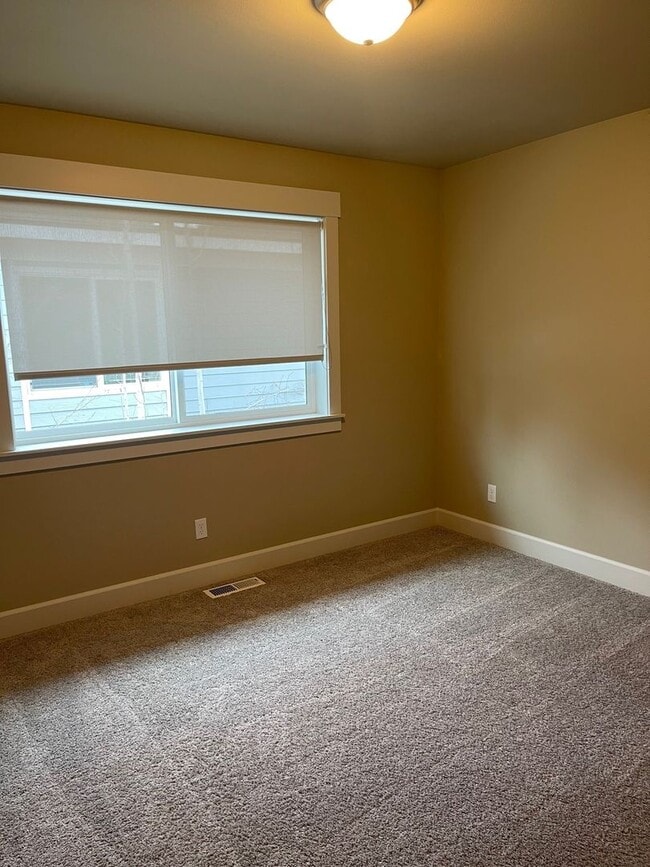 Building Photo - Now renting 3 Bedroom Town-home