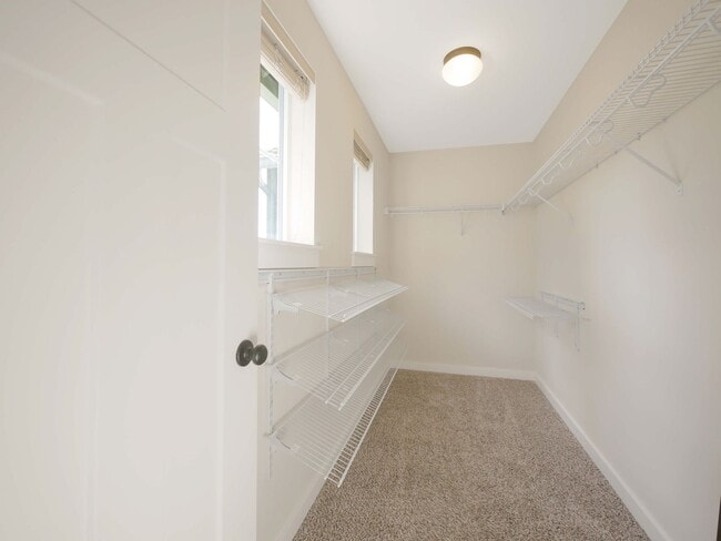 Building Photo - 3 Bed, 2.5 Bath Beautiful Single-family Av...
