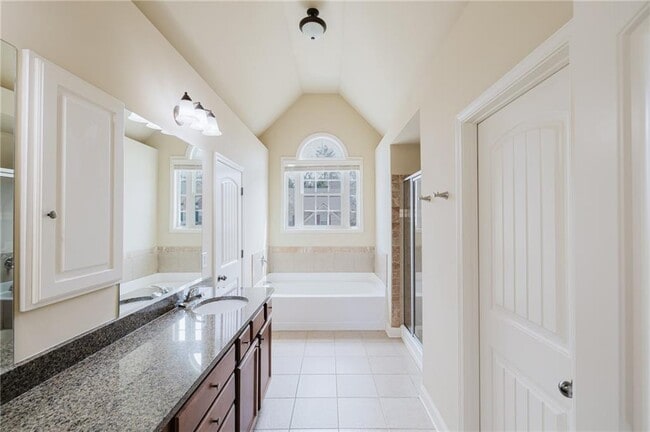 Building Photo - 3562 Fallen Oak Dr