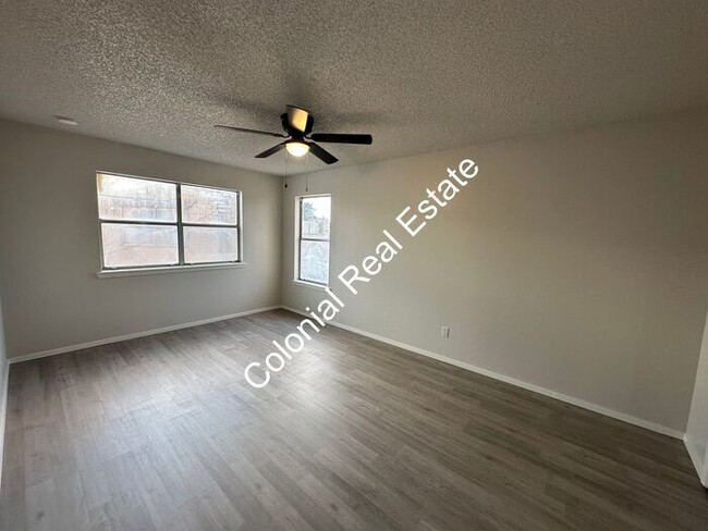 Building Photo - Spacious and updated 2 bedroom 1 & 1/2 bat...