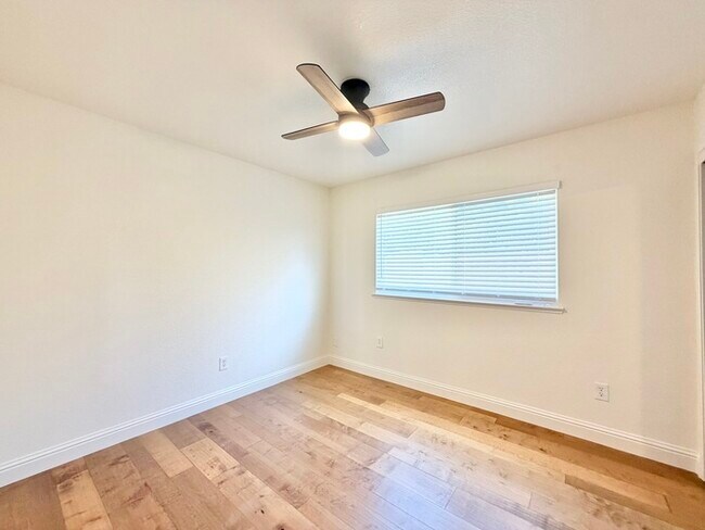 Building Photo - Beautifully updated 3 bedroom 2 bathroom duplex in Carmichael!