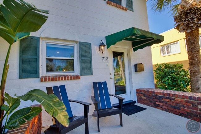 Building Photo - Seasonal Short-Term Venice Island Townhouse Steps from Venice Beach!