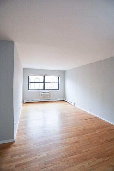 Primary Photo - 2828 N Cambridge Ave