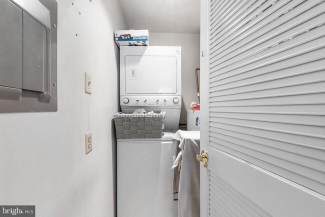 Building Photo - 1102 Diamond Dr