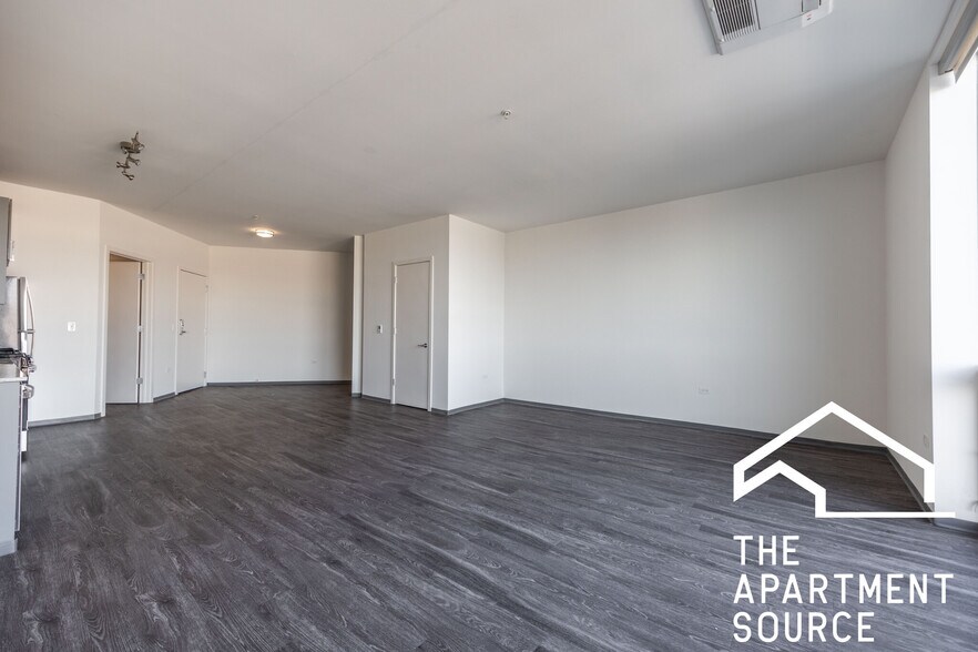 Building Photo - 2340 N California Ave