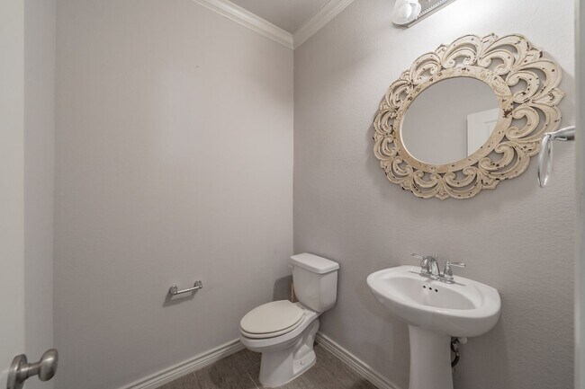 Building Photo - Charming 3-Bedroom, 2-Bathroom Townhome – ...
