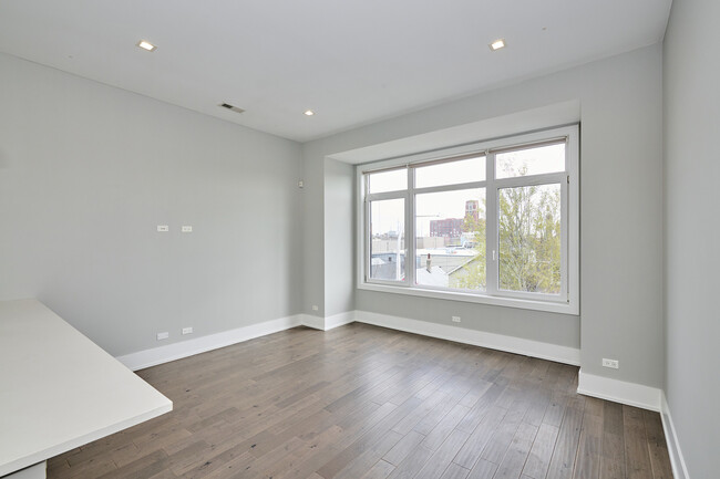Building Photo - 1338 W Cullerton St