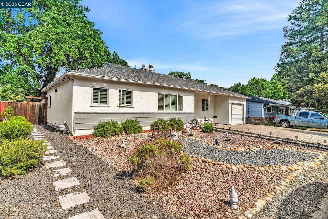 Building Photo - 1331 Pear Dr
