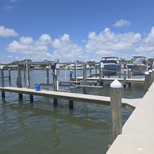 Building Photo - Gorgeous 2/2 condo at Indian Shores