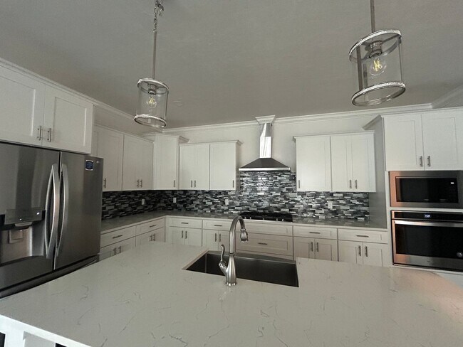 Building Photo - Immaculate 3/2 with Yard, Garage, and Pet ...