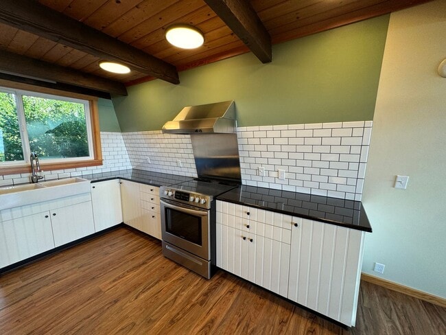 Building Photo - Beautiful Ocean Front Home in Seal Rock!