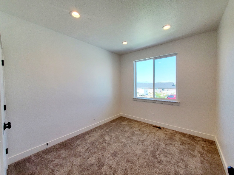 Building Photo - 809 380 E