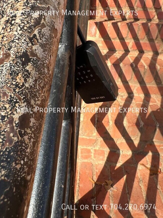 Building Photo - 201 S Hoskins Rd