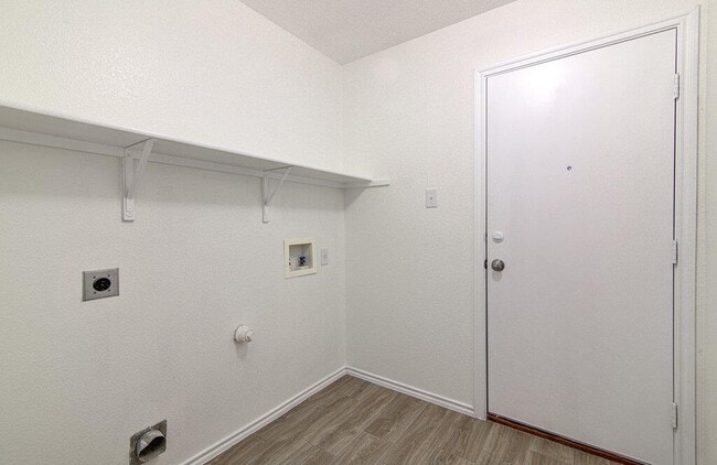 Building Photo - 205 Mood Lake Dr