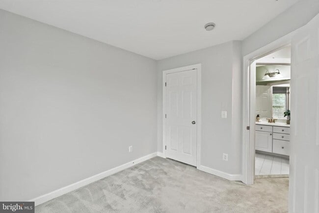 Building Photo - 904 W Glebe Rd