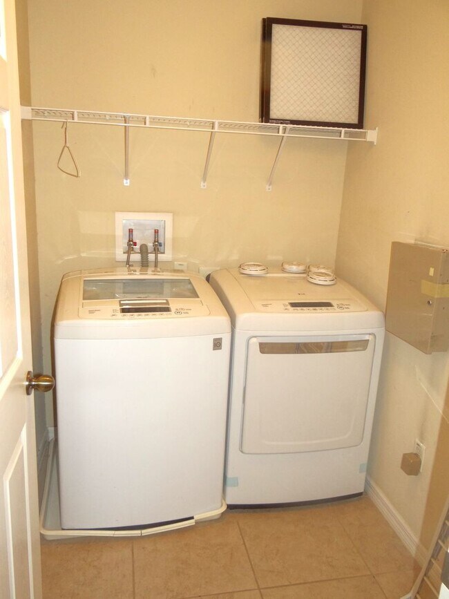 Building Photo - 4 bedroom, 2.5 bath, townhouse - Move in s...