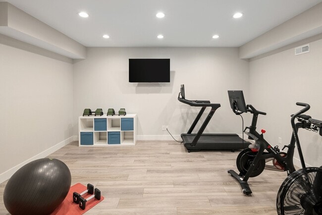 Building Photo - 6 Bedroom 5.5 Bathroom Single Family Home ...