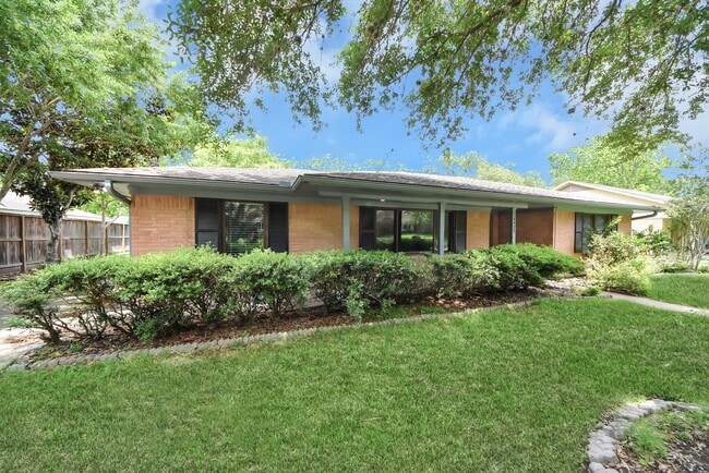 Building Photo - 4422 Nenana Dr